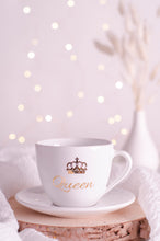 Load image into Gallery viewer, tazza bianca con corona oro e scritta regina oro. White cup or mug with gold crown and gold lettering queen.