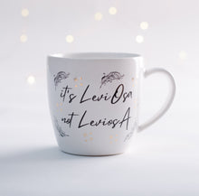 Load image into Gallery viewer, tazza bianca con scritto è leviosa non leviosa. White cup or mug with lettering it's leviosa not leviosa