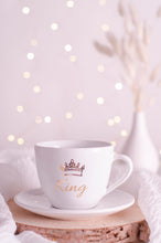 Load image into Gallery viewer, tazza bianca con corona oro e scritta re oro. White cup or mug with gold crown and gold lettering king.
