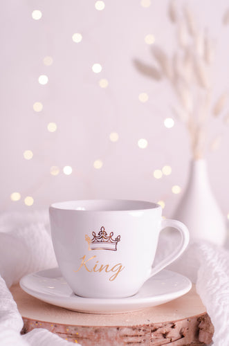 tazza bianca con corona oro e scritta re oro. White cup or mug with gold crown and gold lettering king.