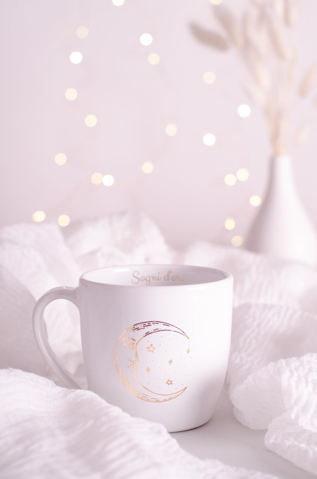 tazza bianca con scritta interna oro sogni d'oro e luna oro. White cup or mug with gold lettering sweet dreams inside and gold moon.