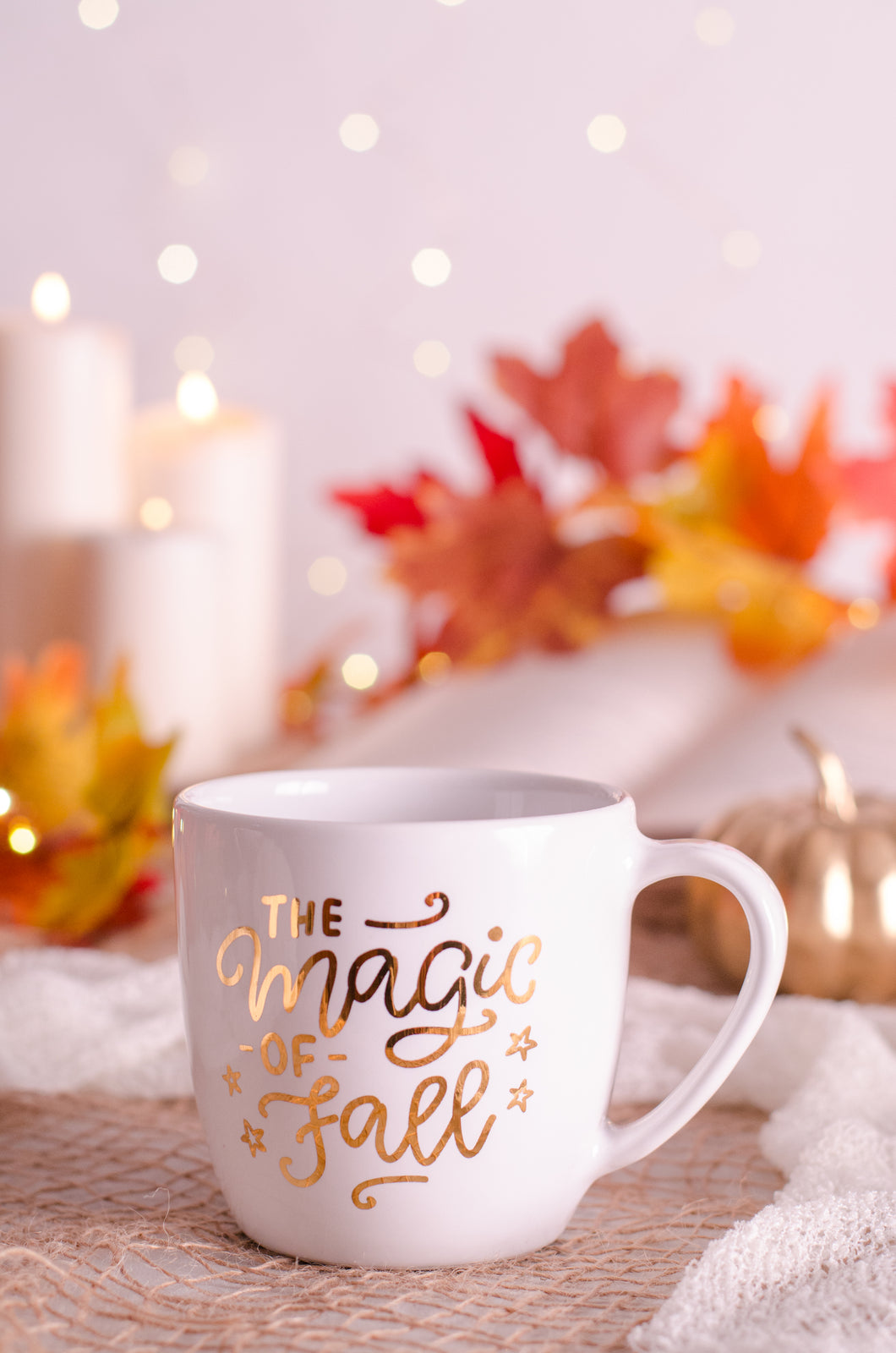 tazza bianca con scritta oro la magia dell'autunno. White cup or mug with gold lettering the magic of fall.